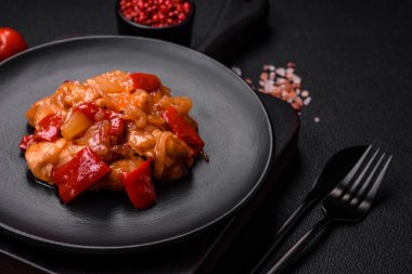 Izgara tavuk, ananas, tatlı biber, seramik tabakta fındık ve sos dilimlenmiş lezzetli taze salata.