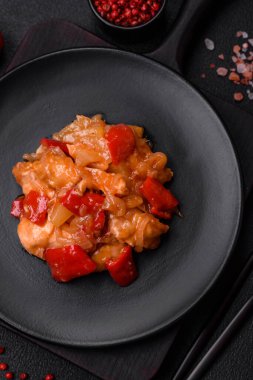 Izgara tavuk, ananas, tatlı biber, seramik tabakta fındık ve sos dilimlenmiş lezzetli taze salata.