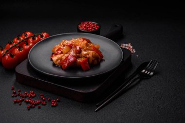 Izgara tavuk, ananas, tatlı biber, seramik tabakta fındık ve sos dilimlenmiş lezzetli taze salata.