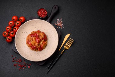 Izgara tavuk, ananas, tatlı biber, seramik tabakta fındık ve sos dilimlenmiş lezzetli taze salata.