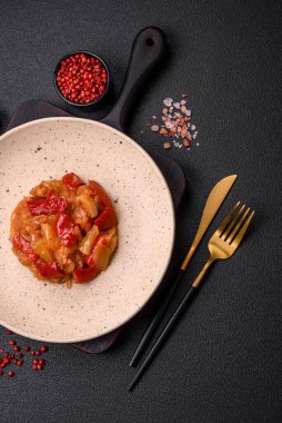 Izgara tavuk, ananas, tatlı biber, seramik tabakta fındık ve sos dilimlenmiş lezzetli taze salata.