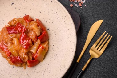 Izgara tavuk, ananas, tatlı biber, seramik tabakta fındık ve sos dilimlenmiş lezzetli taze salata.