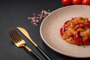 Izgara tavuk, ananas, tatlı biber, seramik tabakta fındık ve sos dilimlenmiş lezzetli taze salata.