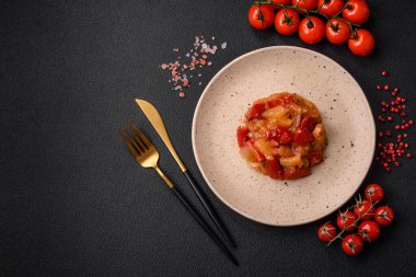 Izgara tavuk, ananas, tatlı biber, seramik tabakta fındık ve sos dilimlenmiş lezzetli taze salata.