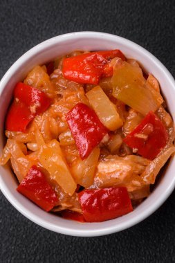 Izgara tavuk, ananas, tatlı biber, seramik tabakta fındık ve sos dilimlenmiş lezzetli taze salata.