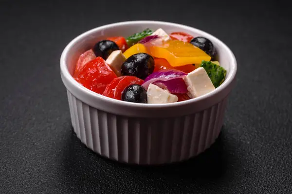 Deliciosa Ensalada Griega Jugosa Con Queso Feta Aceitunas Pepino Tomates —  Fotos de Stock