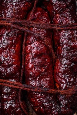 Lezzetli siyah kan sosisi veya siyah beton arka planda ızgara baharat ve otlu kara puding.