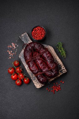 Lezzetli siyah kan sosisi veya siyah beton arka planda ızgara baharat ve otlu kara puding.