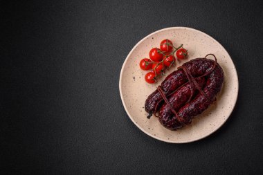 Lezzetli siyah kan sosisi veya siyah beton arka planda ızgara baharat ve otlu kara puding.