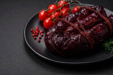 Lezzetli siyah kan sosisi veya siyah beton arka planda ızgara baharat ve otlu kara puding.