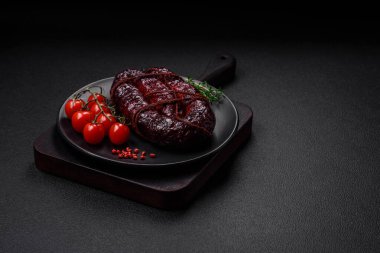 Lezzetli siyah kan sosisi veya siyah beton arka planda ızgara baharat ve otlu kara puding.