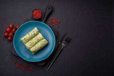 Ispanaklı, krem peynirli, somonlu, tuzlu ve baharatlı lezzetli krepler.