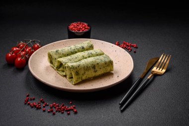 Ispanaklı, krem peynirli, somonlu, tuzlu ve baharatlı lezzetli krepler.