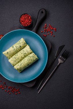 Ispanaklı, krem peynirli, somonlu, tuzlu ve baharatlı lezzetli krepler.