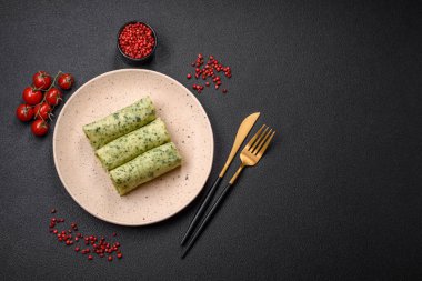 Ispanaklı, krem peynirli, somonlu, tuzlu ve baharatlı lezzetli krepler.