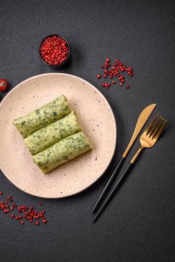 Ispanaklı, krem peynirli, somonlu, tuzlu ve baharatlı lezzetli krepler.