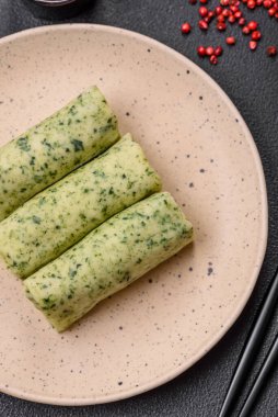 Ispanaklı, krem peynirli, somonlu, tuzlu ve baharatlı lezzetli krepler.