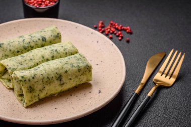 Ispanaklı, krem peynirli, somonlu, tuzlu ve baharatlı lezzetli krepler.