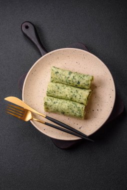 Ispanaklı, krem peynirli, somonlu, tuzlu ve baharatlı lezzetli krepler.