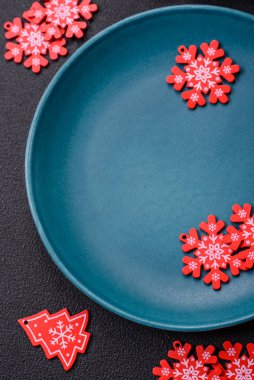 Seramik yuvarlak tabak, Noel masasında şenlik unsurlarıyla süslenmiş. Yeni yıl kutlamasına hazırlanıyorum.