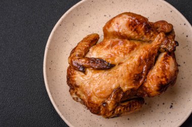 Koyu beton bir arka planda sebzeli, tuzlu ve baharatlı kızarmış tavuk.