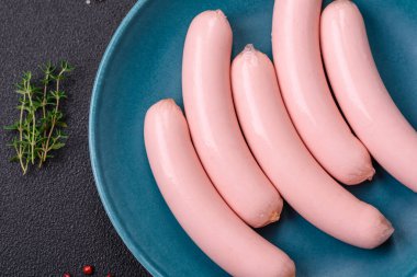 Lezzetli taze vejetaryen sosis veya sebze proteinli tofu veya seitan baklagillerden yapılmış sosis, arkaplanda tuz ve baharatlı yağsız buğday.