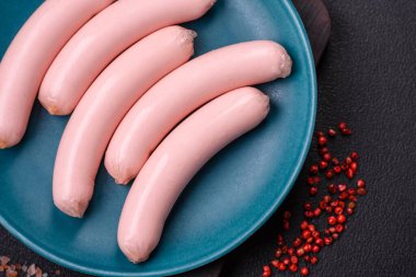 Lezzetli taze vejetaryen sosis veya sebze proteinli tofu veya seitan baklagillerden yapılmış sosis, arkaplanda tuz ve baharatlı yağsız buğday.