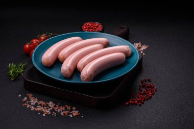 Lezzetli taze vejetaryen sosis veya sebze proteinli tofu veya seitan baklagillerden yapılmış sosis, arkaplanda tuz ve baharatlı yağsız buğday.