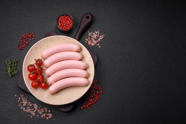 Lezzetli taze vejetaryen sosis veya sebze proteinli tofu veya seitan baklagillerden yapılmış sosis, arkaplanda tuz ve baharatlı yağsız buğday.