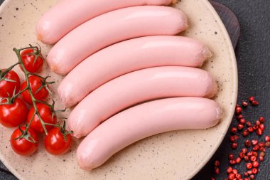 Lezzetli taze vejetaryen sosis veya sebze proteinli tofu veya seitan baklagillerden yapılmış sosis, arkaplanda tuz ve baharatlı yağsız buğday.