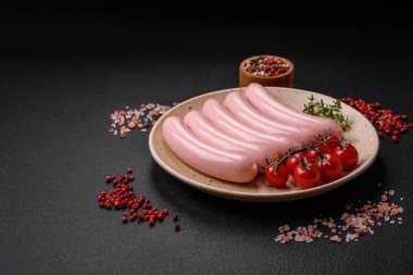 Lezzetli taze vejetaryen sosis veya sebze proteinli tofu veya seitan baklagillerden yapılmış sosis, arkaplanda tuz ve baharatlı yağsız buğday.