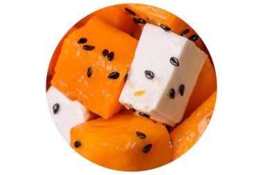 Lezzetli sulu salata dilimlenmiş kabak peyniriyle, baharatla ve susam tohumuyla seramik tabakta.