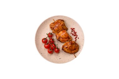 Tuzlu, baharatlı ve çimento kaplı lezzetli tavuk kebabı.