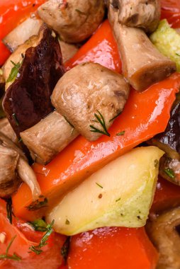 Izgara sebze, domates, mantar, tatlı biber, patlıcan, kabak, tuz, baharat ve seramik tabakta bitkilerden oluşan lezzetli bir salata.