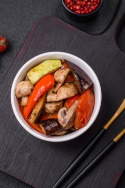 Izgara sebze, domates, mantar, tatlı biber, patlıcan, kabak, tuz, baharat ve seramik tabakta bitkilerden oluşan lezzetli bir salata.