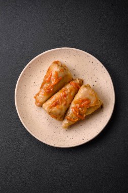 Etli, pirinçli, tuzlu, baharatlı ve otlu lahana sarmaları. Geleneksel Ukrayna mutfağı