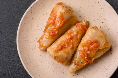 Etli, pirinçli, tuzlu, baharatlı ve otlu lahana sarmaları. Geleneksel Ukrayna mutfağı