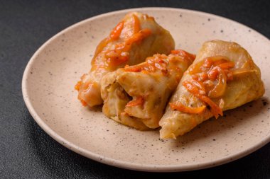 Etli, pirinçli, tuzlu, baharatlı ve otlu lahana sarmaları. Geleneksel Ukrayna mutfağı