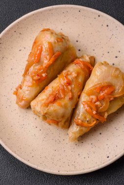 Etli, pirinçli, tuzlu, baharatlı ve otlu lahana sarmaları. Geleneksel Ukrayna mutfağı