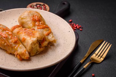 Etli, pirinçli, tuzlu, baharatlı ve otlu lahana sarmaları. Geleneksel Ukrayna mutfağı