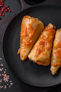 Etli, pirinçli, tuzlu, baharatlı ve otlu lahana sarmaları. Geleneksel Ukrayna mutfağı