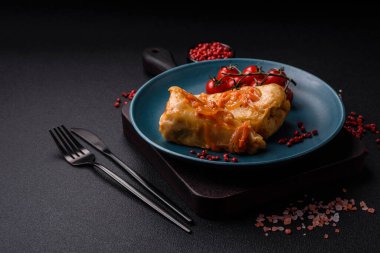 Etli, pirinçli, tuzlu, baharatlı ve otlu lahana sarmaları. Geleneksel Ukrayna mutfağı