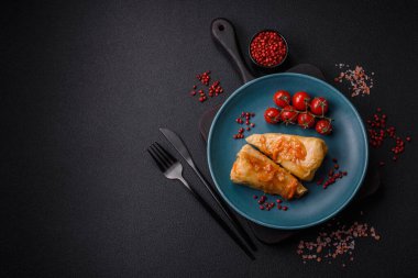 Etli, pirinçli, tuzlu, baharatlı ve otlu lahana sarmaları. Geleneksel Ukrayna mutfağı