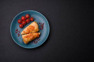 Etli, pirinçli, tuzlu, baharatlı ve otlu lahana sarmaları. Geleneksel Ukrayna mutfağı