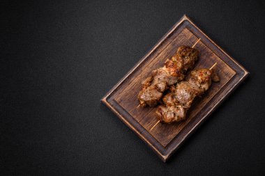 Lezzetli kızarmış şiş tavuk kebabı ya da tuzlu, baharatlı ve çimento kaplı domuz eti.