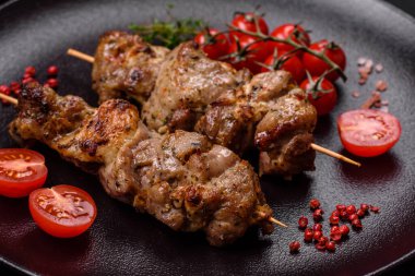 Lezzetli kızarmış şiş tavuk kebabı ya da tuzlu, baharatlı ve çimento kaplı domuz eti.