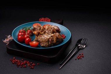 Lezzetli kızarmış şiş tavuk kebabı ya da tuzlu, baharatlı ve çimento kaplı domuz eti.