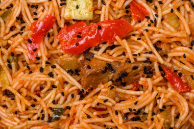 Et, deniz mahsulü, sebze, tuz ve baharatlı lezzetli udon erişteleri.