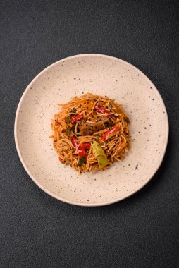 Et, deniz mahsulü, sebze, tuz ve baharatlı lezzetli udon erişteleri.