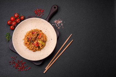 Et, deniz mahsulü, sebze, tuz ve baharatlı lezzetli udon erişteleri.